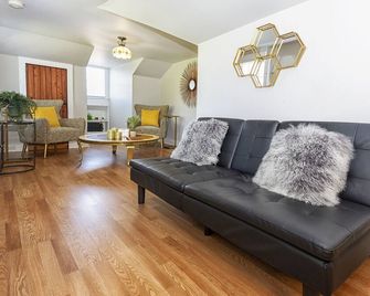 A 1 bedroom 1 futon1 bath upstairs of The HH & downstairs is separate to rent. - Bainbridge - Sala de estar