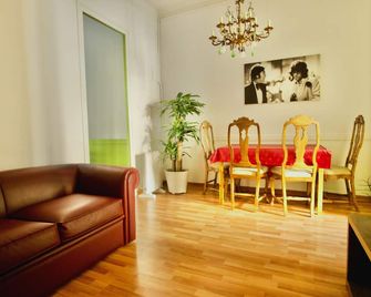 Silent flat in Gracia minutes 10 minutes walking from Sagrada Familia! - Bác-xê-lô-na - Phòng ăn