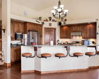 Spacious Rural Home Near I-70 & Vista View Events - Rifle - Kitchen