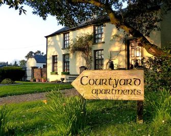 Laurel Courtyard Apartment on Blessingbourne Country Estate - Fivemiletown - Edificio