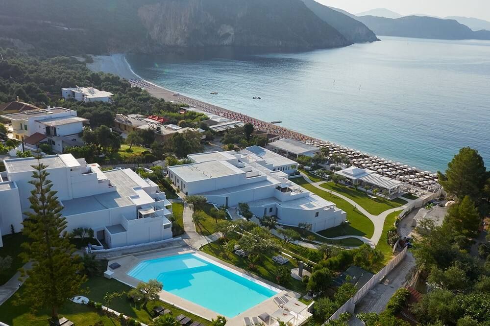 ليشنوس بيتش هوتل آند سويتس - بارغا - حوض السباحة