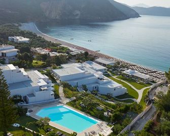 ليشنوس بيتش هوتل آند سويتس - بارغا - حوض السباحة