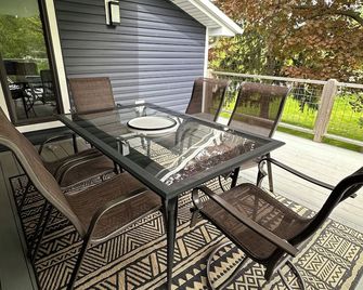 Water views from every window, covered porch & private deck, 7 min walk to beach - Sturgeon Bay - Balkon