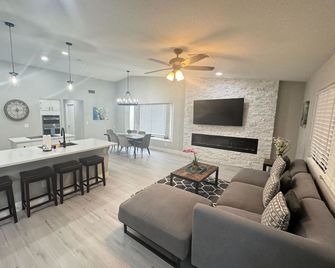 Thornhill · 35% Off Fall Special - Delightful 4 Bedroom/pool - Henderson - Living room