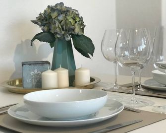 Liebevoll Eingerichtete Ferienwohnung in Elbnähe - Geesthacht - Comedor