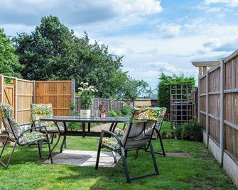 2 bedroom accommodation in Easton On The Hill, near Stamford - Easton on the Hill - Patio