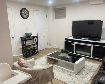 Beautiful 2-bedroom basement apartment in center of Milton - Milton - Living room
