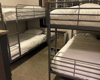 Luxury 3 bed 2 full bath condo in gated community. - Burien - Schlafzimmer