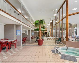 Rodeway Inn - Grand Forks - Piscina