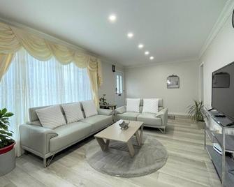 Cozy House in the Bluffs. - Toronto - Living room