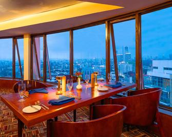 Mövenpick Hotel & Residences Nairobi - Nairobi - Essbereich