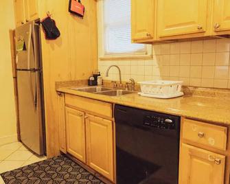 Cosy family friendly house in diverse and dynamic downtown Silver Spring! - Silver Spring - Kitchen
