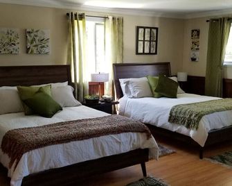 The Evergreen Suite--With Private Balcony! - Trinity