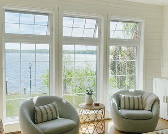 Haven on Ida - Modern, Cozy Lakefront Cabin - Alexandria - Living room