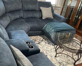 Lake Side Manor~ Middlesex County - Rutgers | Nyc | Jersey Shore - Extended Stay - South Plainfield - Living room