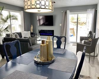 Cheerful 2-Bedroom Townhouse 5-7 minutes to Everything - Fort Bragg - Dining room