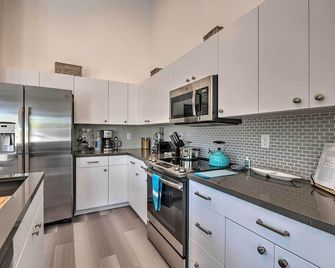 Modern Midtown Haven with Garage Mt Rose Day Trips! - Reno - Kitchen