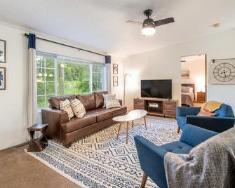 Little Mcdonald Lake, Perham! Sandy Beach, Kayaks, Paddle Boards, Beautiful View - Detroit Lakes - Living room