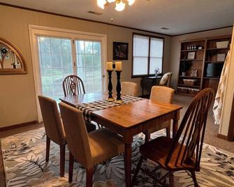 Farmhouse Living 2 Br 1 Ba And A Bonus Room With 2 Twin Beds. Serenity Now! - Anniston - Dining room