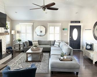 Private Beach, Hot tub, Backyard Oasis, Local Pool, Close to all! - Villas - Living room
