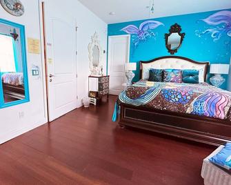 Inn On the Avenue - New Smyrna Beach - Bedroom