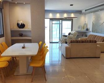 Luxury Apartment on the 18th floor, 2 min from the beach - Rishon LeZion - Restaurant