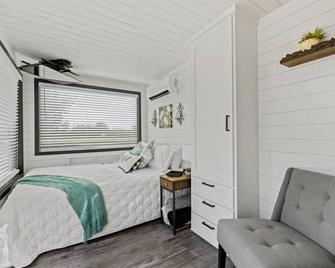 New Wilderness Hideout-Cozy Container Home - Fredericksburg - Habitación
