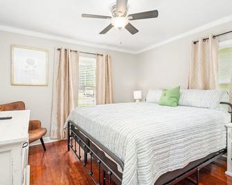 The Dixie House 3brm w/King beds close to everything - Hattiesburg - Bedroom