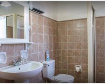 Room For 3 People With Private Bath - Għasri - Baño
