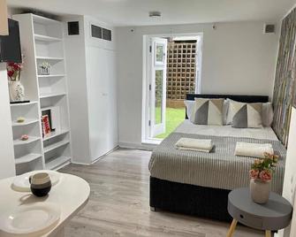 Lovely Top Floor Studio Portobello road - London - Phòng ngủ