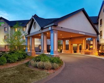 هوليداي إن إكسبرس آند سويتس برادلي أيربورت باي آيتش جي - ويندسور لوكس - مبنى