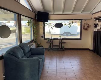 American Inn Motel - Pratt - Вітальня