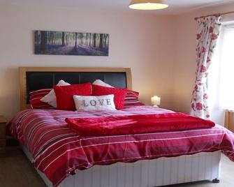 Luxury Converted Barn near Carmarthen, Pets welcome - sleeps 2 - Carmarthen - Bedroom