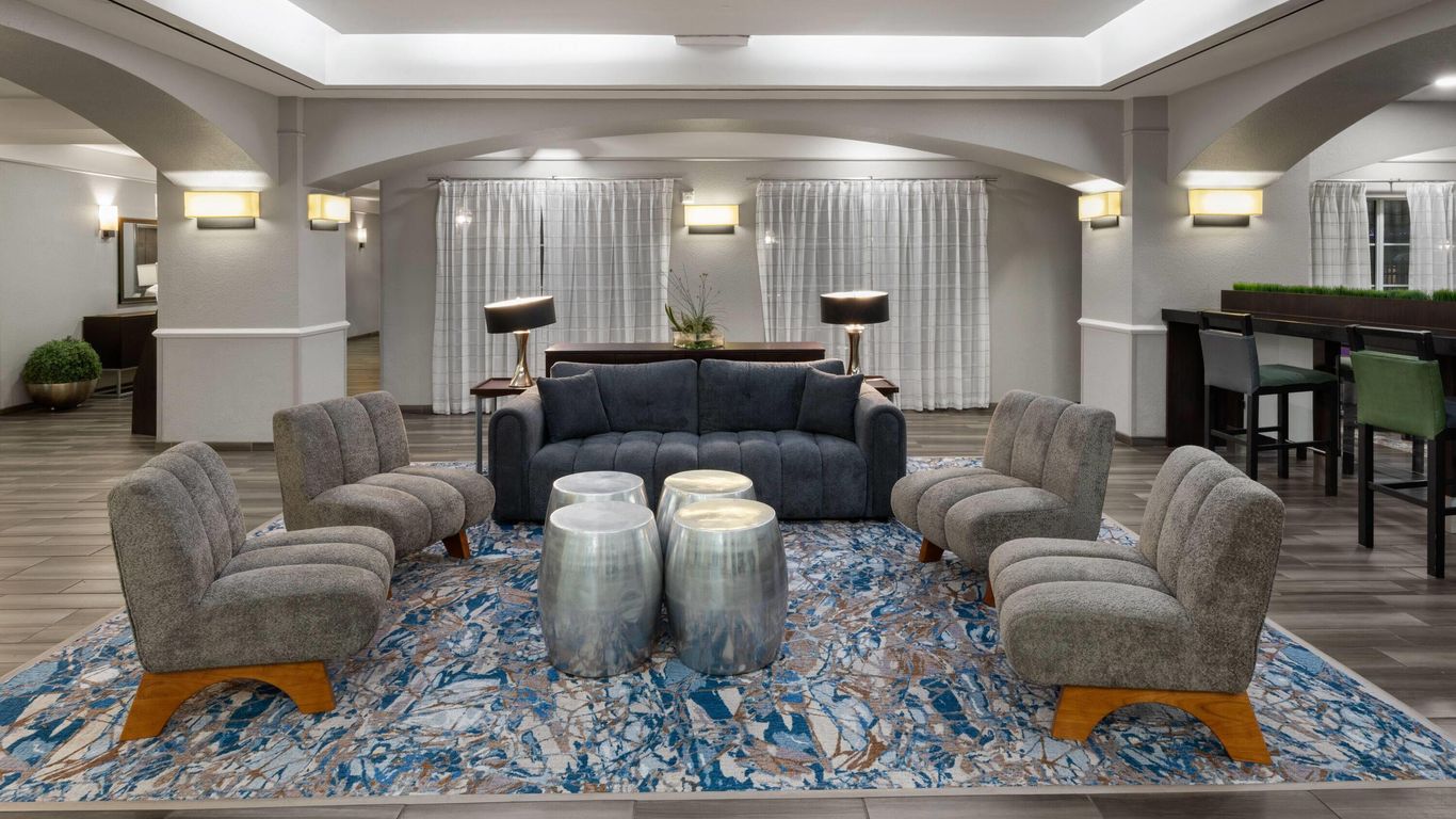 La Quinta Inn & Suites by Wyndham San Antonio Airport