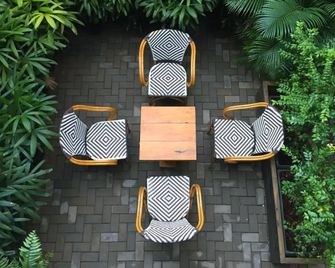 Sailomyen Cafe & Hostel - Vientiane - Patio