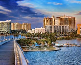 Beautiful Condo! Two Pools~free Wifi. Near Img Academy~beaches~ami~restaurants. - Bradenton - Outdoors view