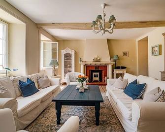 Lovingly Restored 19th Century Manor House, Private Heated Pool, Summer Kitchen & Countryside Views! - Mirandol-Bourgnounac - Sala de estar