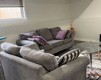 RR Luxury Basement Suite, located in a peaceful and friendly neighborhood - Brandon - Salon