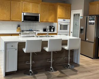 Spacious 5-bedroom house pool with WiFi, AC in awesome Turlock - Turlock - Keuken