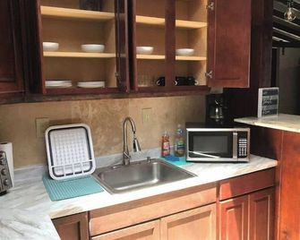 Warm & Cozy Cottage at New Smyrna Beach - Edgewater - Kitchen