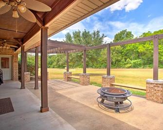 Spacious Stallion Lake Ranch Home w/ Patio - Lindale - Patio