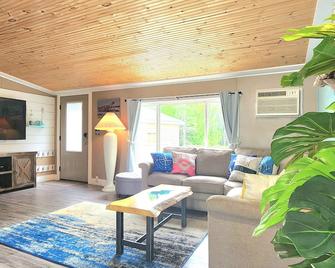 Escape to your own luxury lakeside oasis on Torch Lake - The perfect getaway - Hancock - Living room