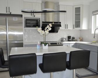 Dimond Abode Vacation Rental, Oakland California Dimond District - Oakland - Kitchen