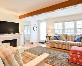 Lovely Home Minutes from Beach in Chatham - Chatham - Living room