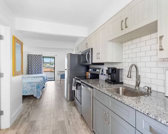 Off the Charts Inn - Queen Double Room - Saint James City - Cocina