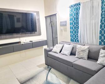Modern and Cozy Home- Centrally Located 10 mins from Airport - Bahía Montego - Sala de estar