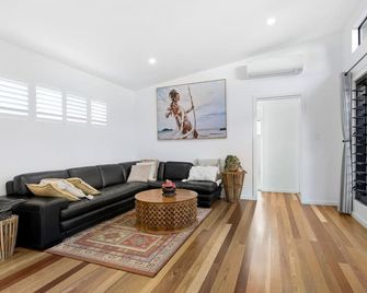 Elvis on Brodie - luxury boutique accommodation - Coffs Harbour - Living room