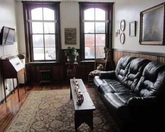 The Tinder Guest House - Ashland - Huiskamer