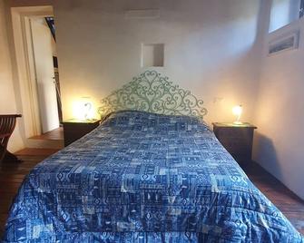 The old farmhouse among vineyards and olive groves - Massarosa - Camera da letto