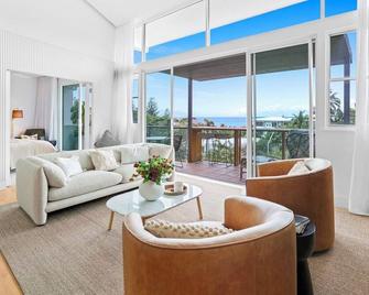 Luxurious Ocean View Penthouse - Sunshine Beach - Living room